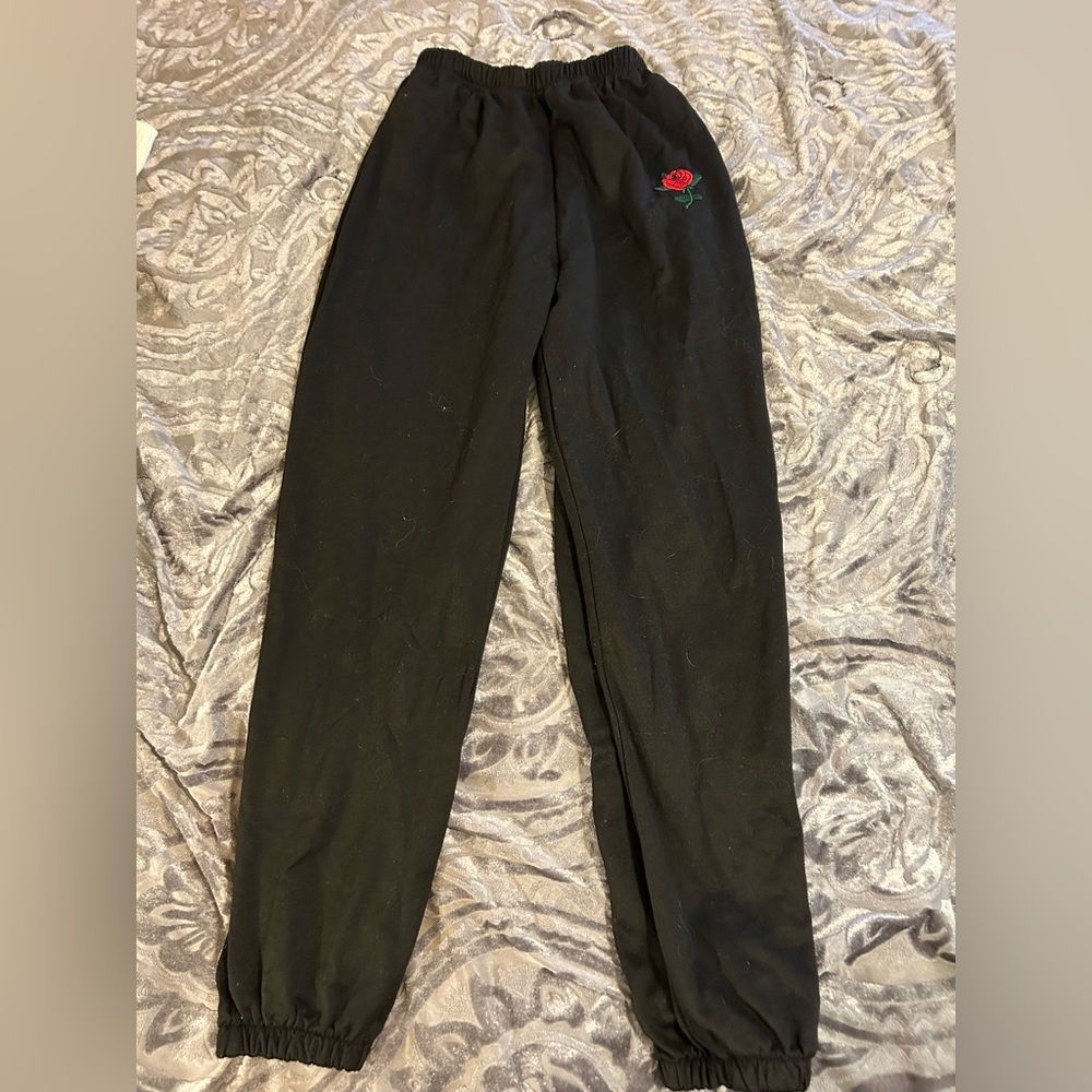 SHEIN Black cropped leg sweatpants w/ rose detail